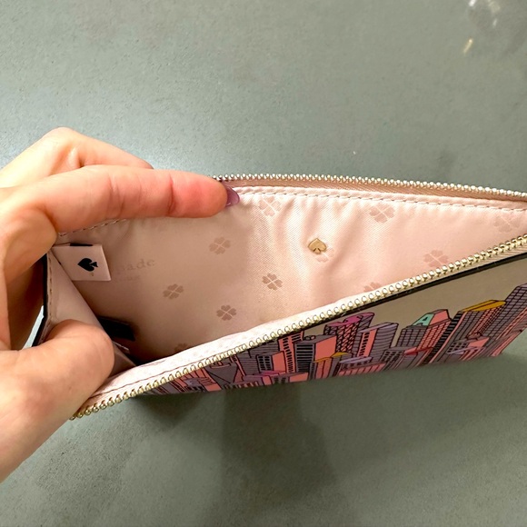 Kate Spade New York Rock Center Skyline Small Saffiano Leather Wristlet NWOT - Picture 3 of 7